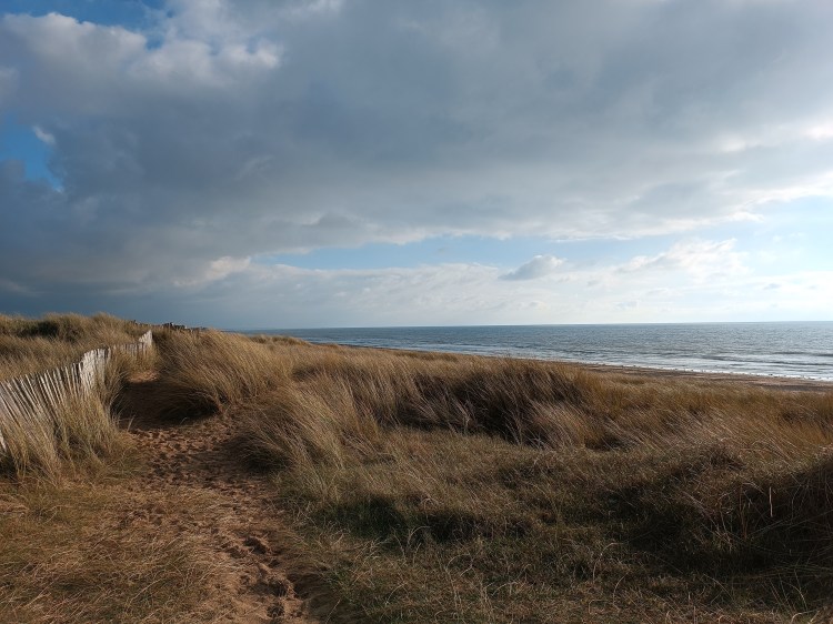 Découvrez le charme authentique du Cotentin, terre d’accueil et d’histoire, en séjournant dans une maison lumineuse et cocooning, idéale pour 6 personnes. Située entre Portbail et Barneville-Carteret, sur un terrain de loisir et à quelques pas de la plage, cette demeure vous invite à vivre un séjour inoubliable dans un cadre chaleureux et authentique.