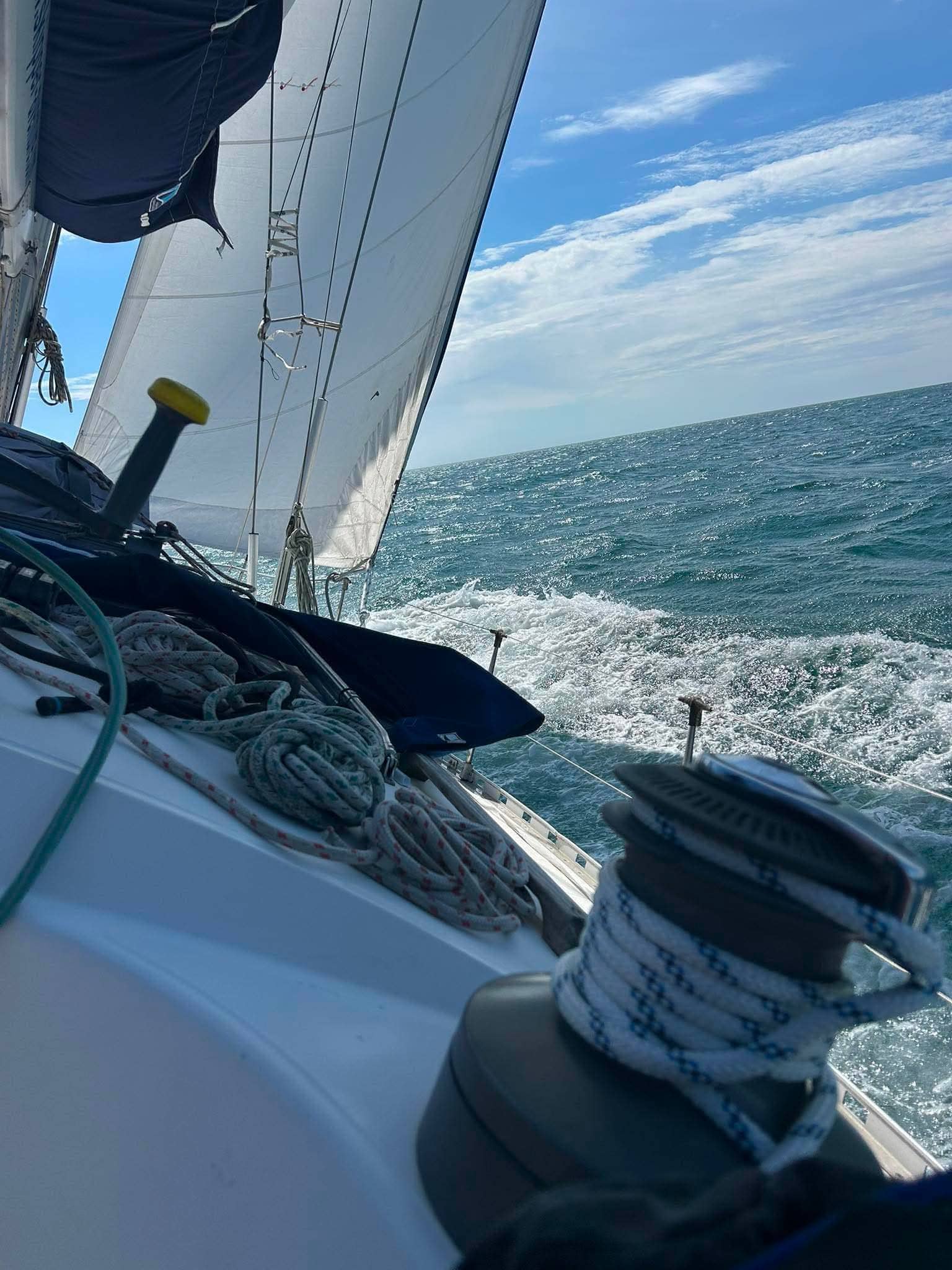 Cap sur Jersey depuis Barneville-Carteret ! On a testé la croisière avec Skipper Aventure : de la prise en barre aux meilleures adresses de Saint-Hélier.
